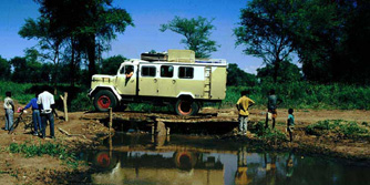 Sdliches Afrika, Malawi: abenteuerliche Flussquerung mit dem Expeditions-LKW